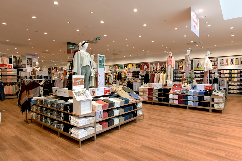 RE:UNIQLO – Penggunaan 100% Lampu LED Di Kedai, Pengenalan Koleksi Pakaian Daripada Bahan Kitar Semula