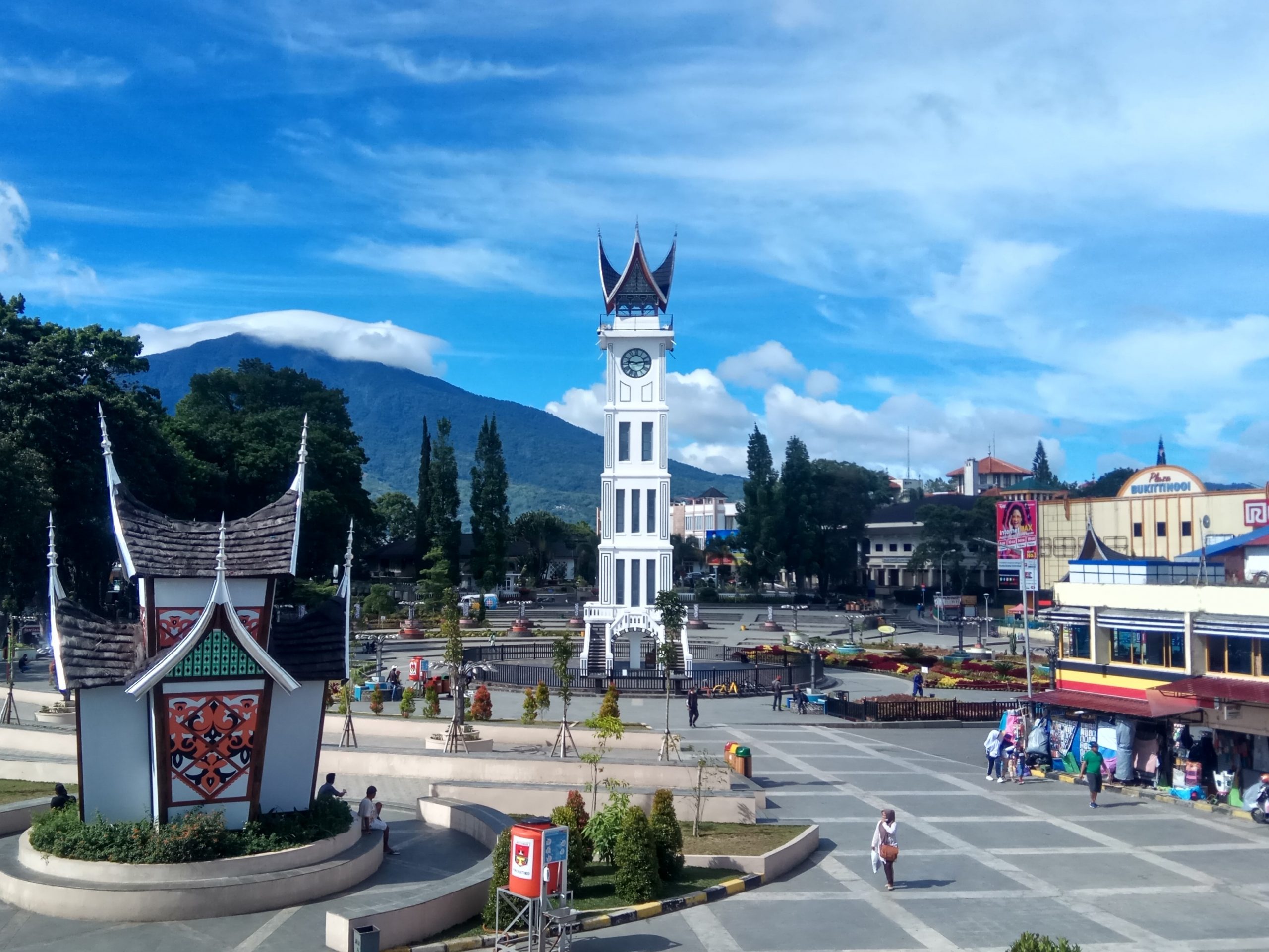 Pengin Tahu Isi Jam Gadang?