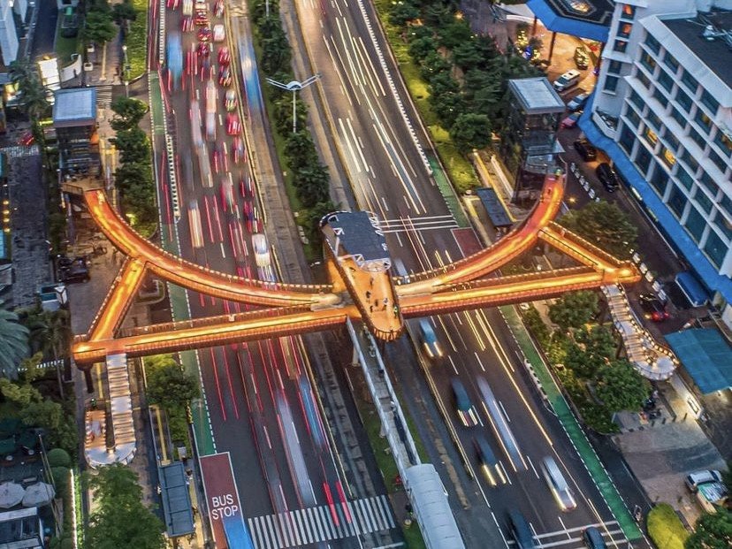 Instagramable-nya Jembatan Penyeberangan Phinisi di Karet Sudirman