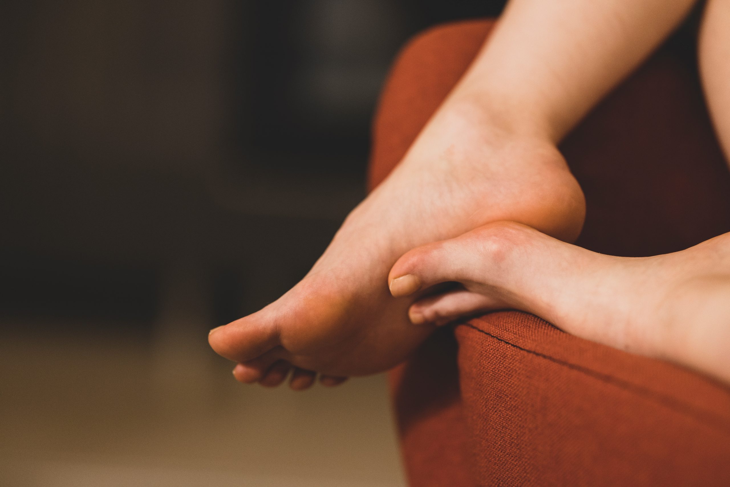 Tips Melegakan Sakit Pada Tapak Kaki Menggunakan Bola Getah Kecil