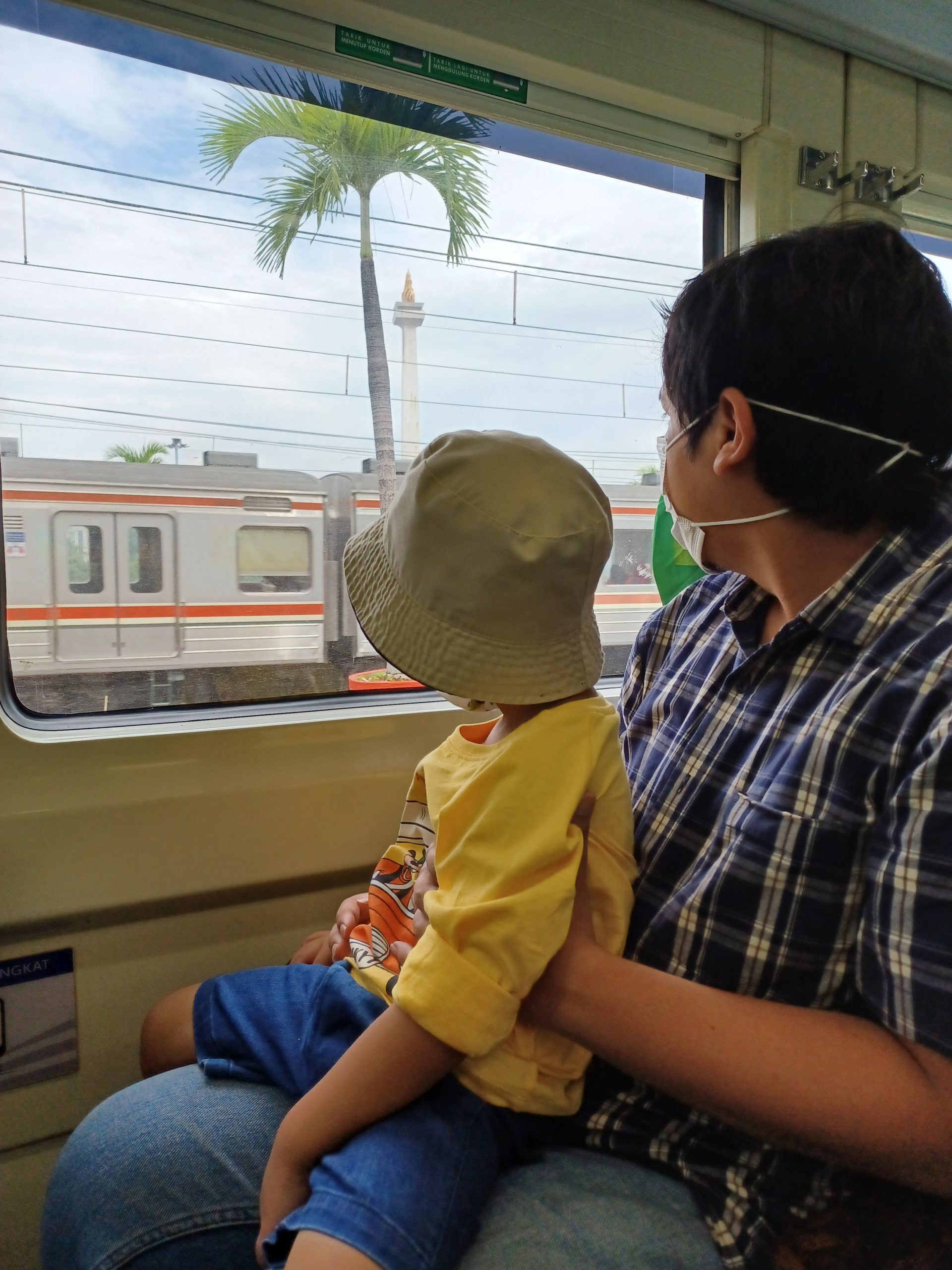 Serunya Naik Kereta Api Bersama Anak