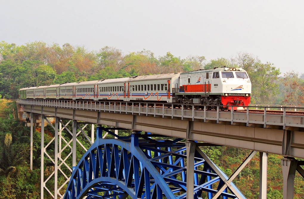 Pesona Naik KA Argo Parahyangan, Dari Jembatan Cisomang Hingga Terowongan Sasaksaat