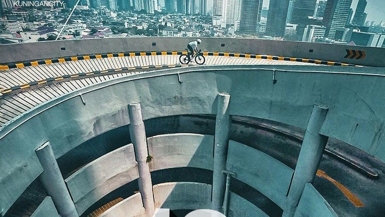 Spot Bersepeda yang Instagramable di Tanjakan 13 Kuningan City