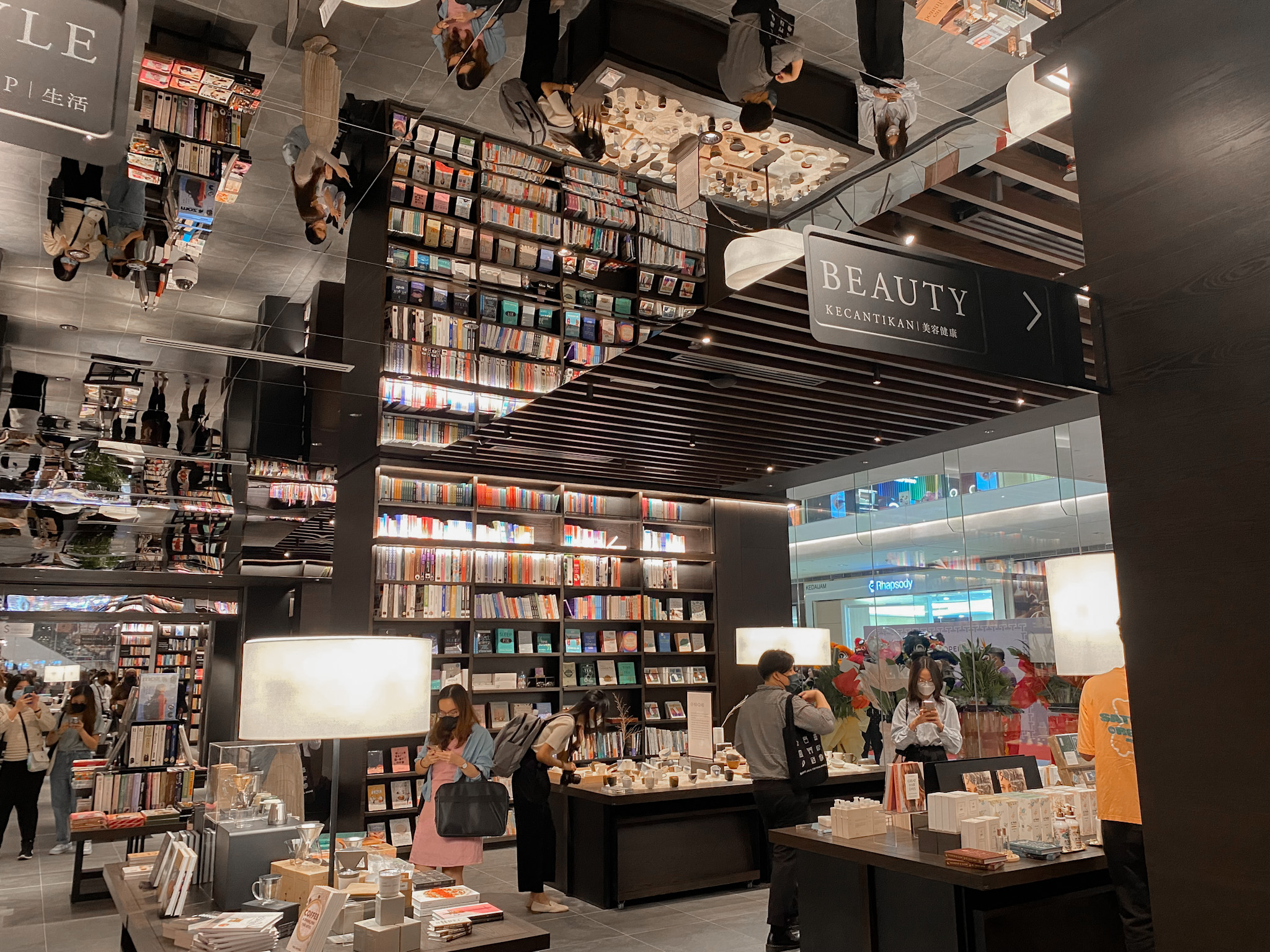 Kafe Di Dalam Kedai Buku – Apa Lagi Aktiviti Yang Boleh Anda Lakukan Di Tsutaya Books?