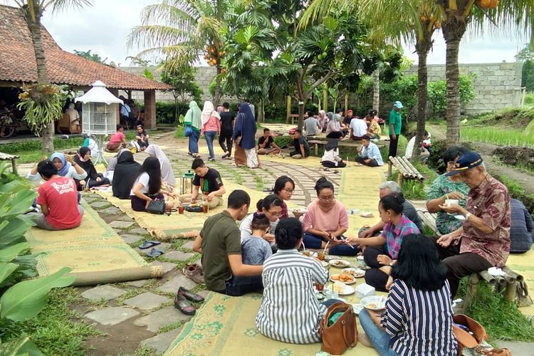 Melambat Dan Mendekat Dengan Alam Di Waroeng Kopi Klotok