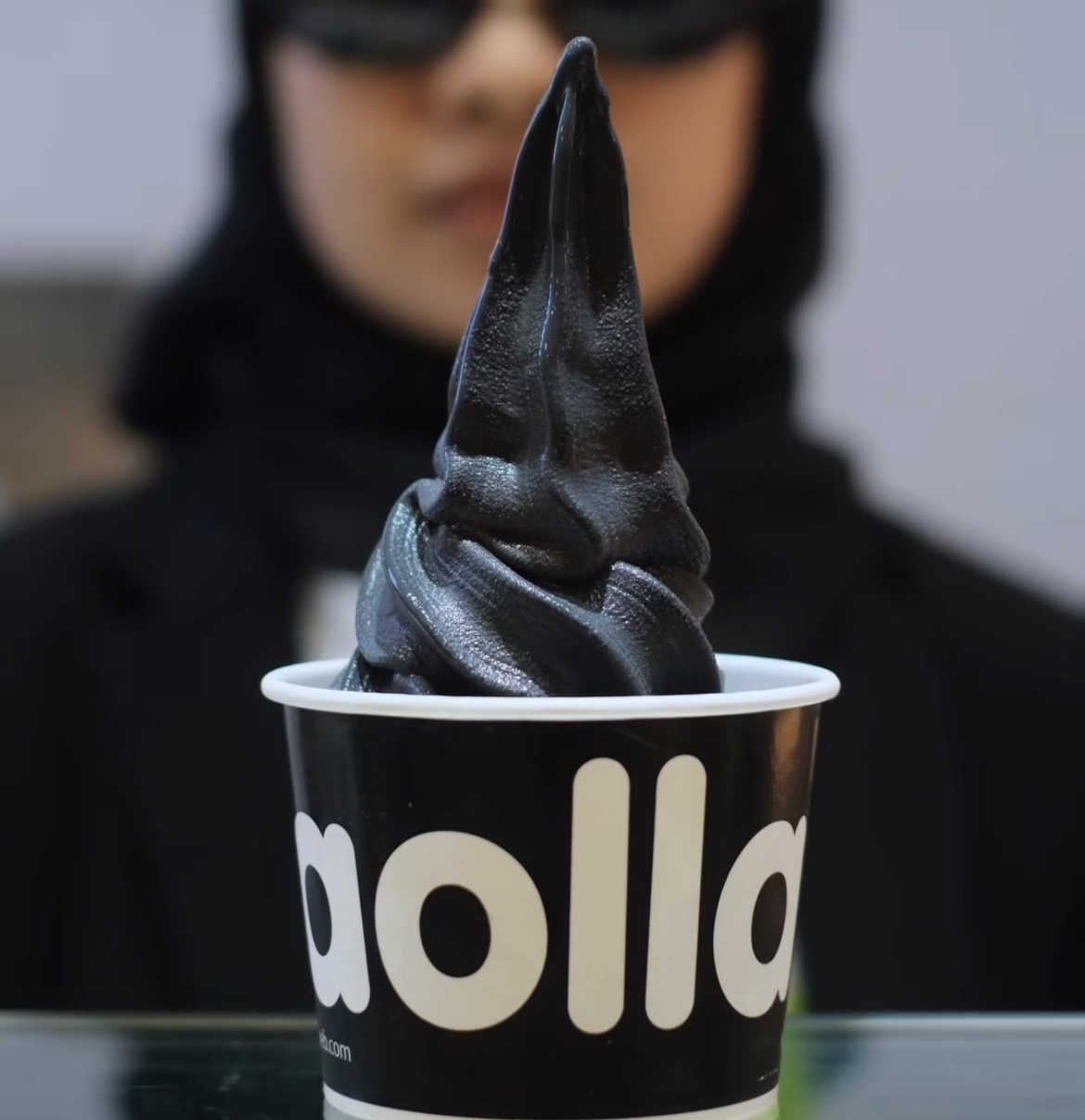 Llaollao Tampil Dengan Pilihan Froyo Berwarna Hitam