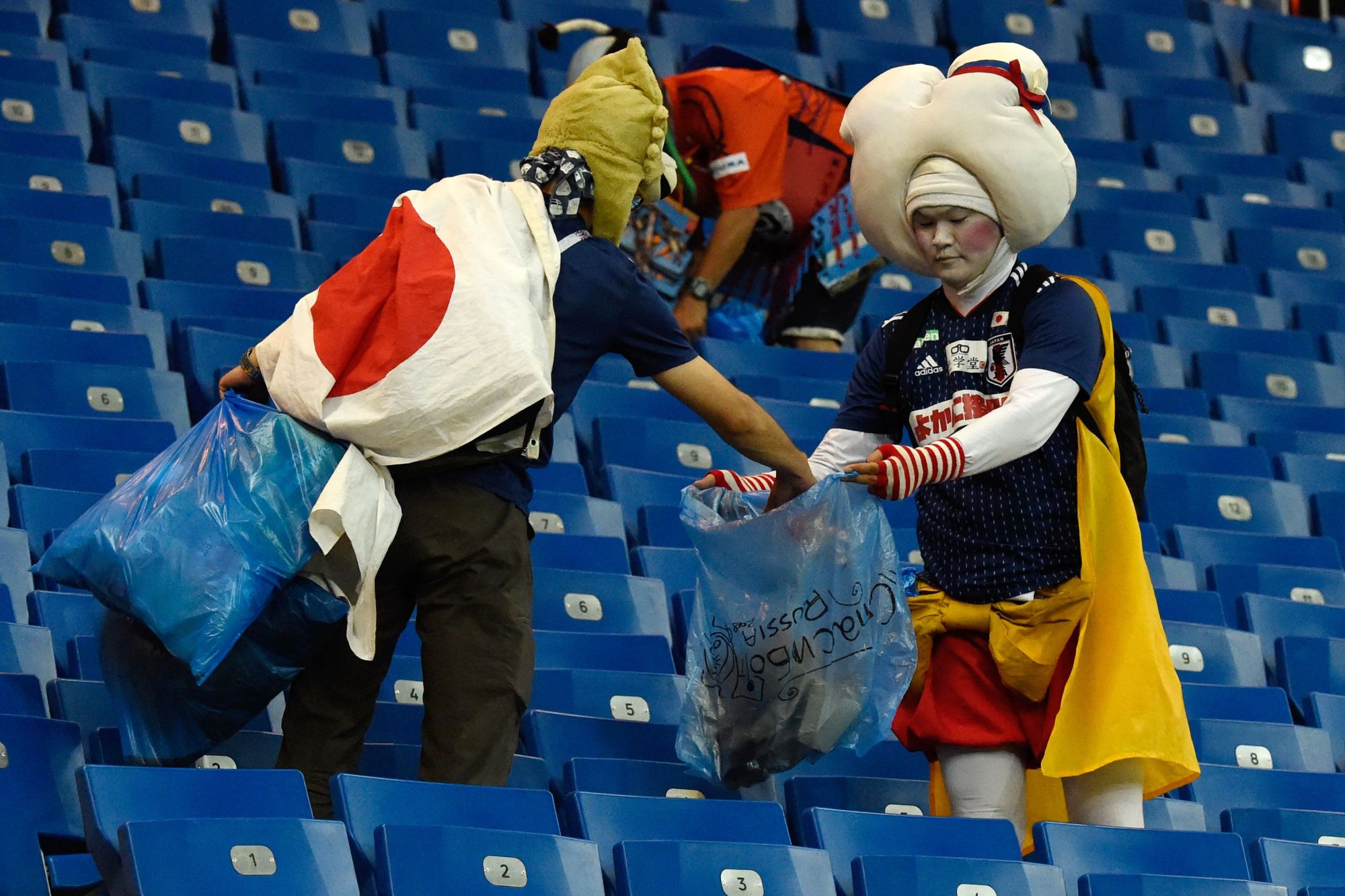 Dari Plastik Biru Fans Jepang Hingga Pertunjukan Wayang Plastik&nbsp;