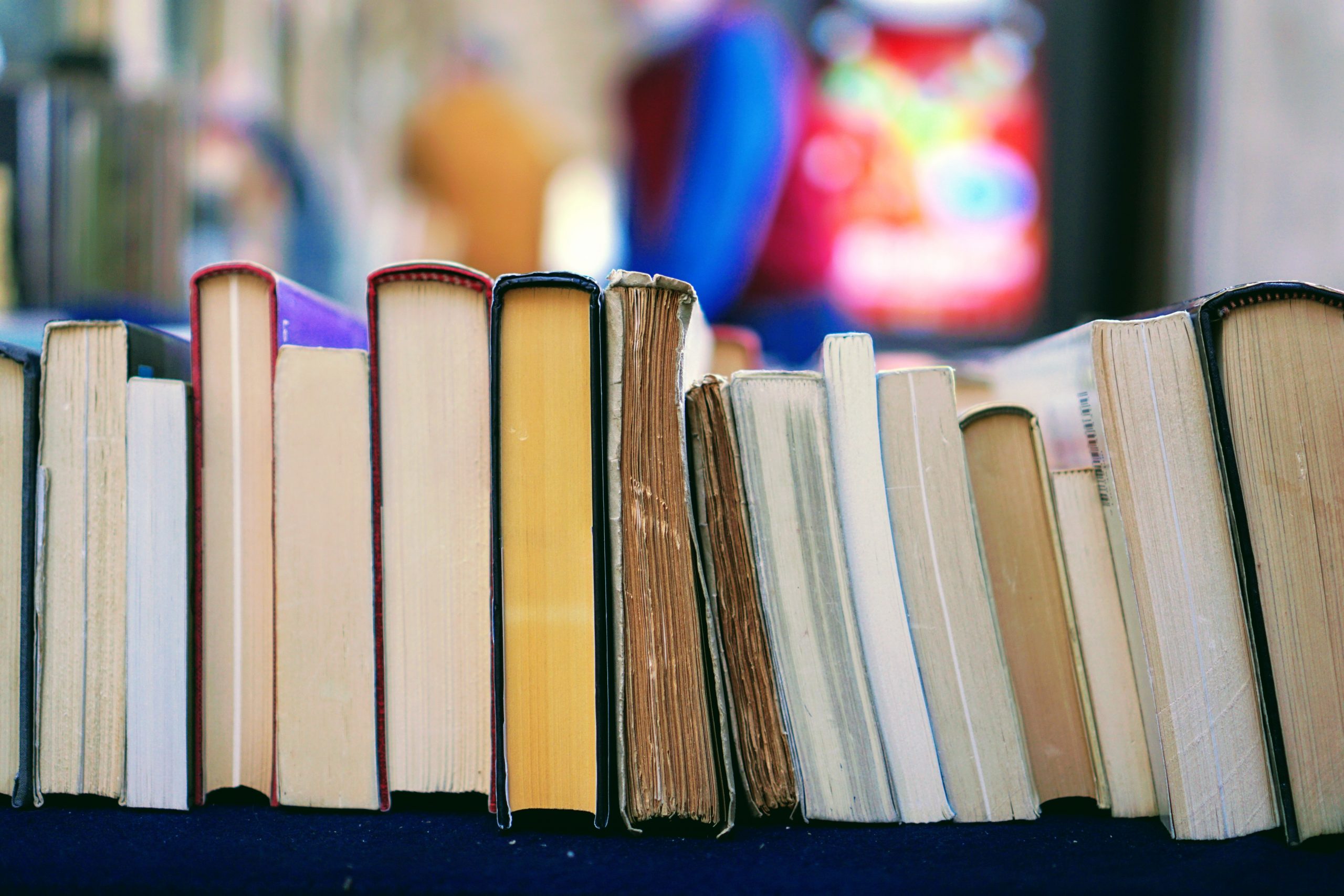Mengapa Muncul Tompok Kuning Pada Helaian Kertas Buku Lama?