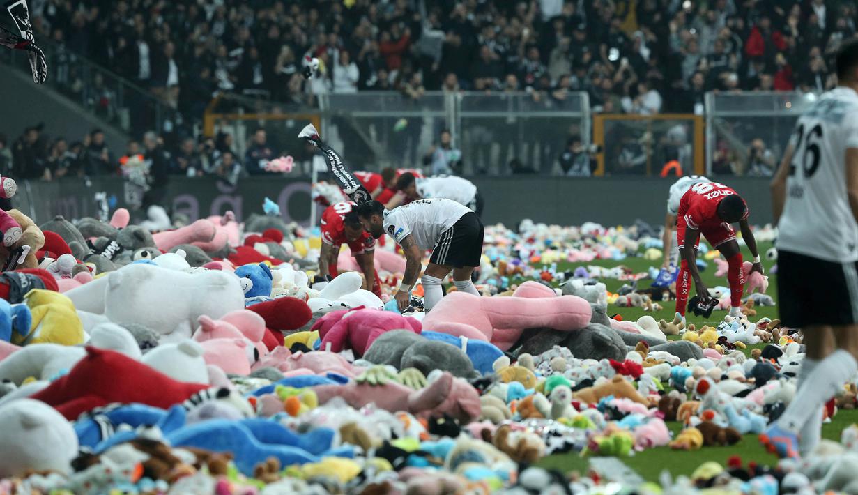 Solidaritas Di Atas Lapangan Bola, Dari Peringatan Invasi Hingga Tragedi Gempa Bumi&nbsp;