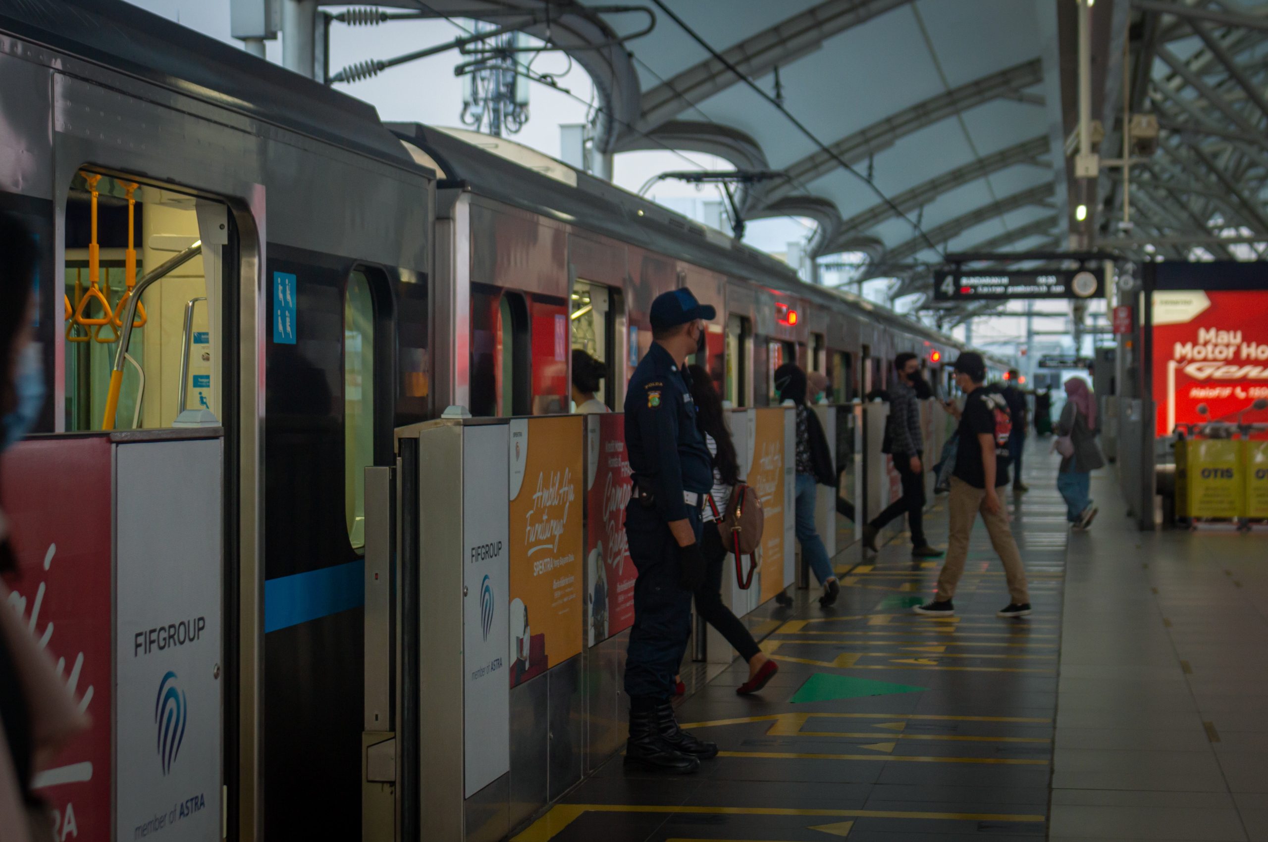 Kala Harus Berbuka Puasa Di Transportasi Publik