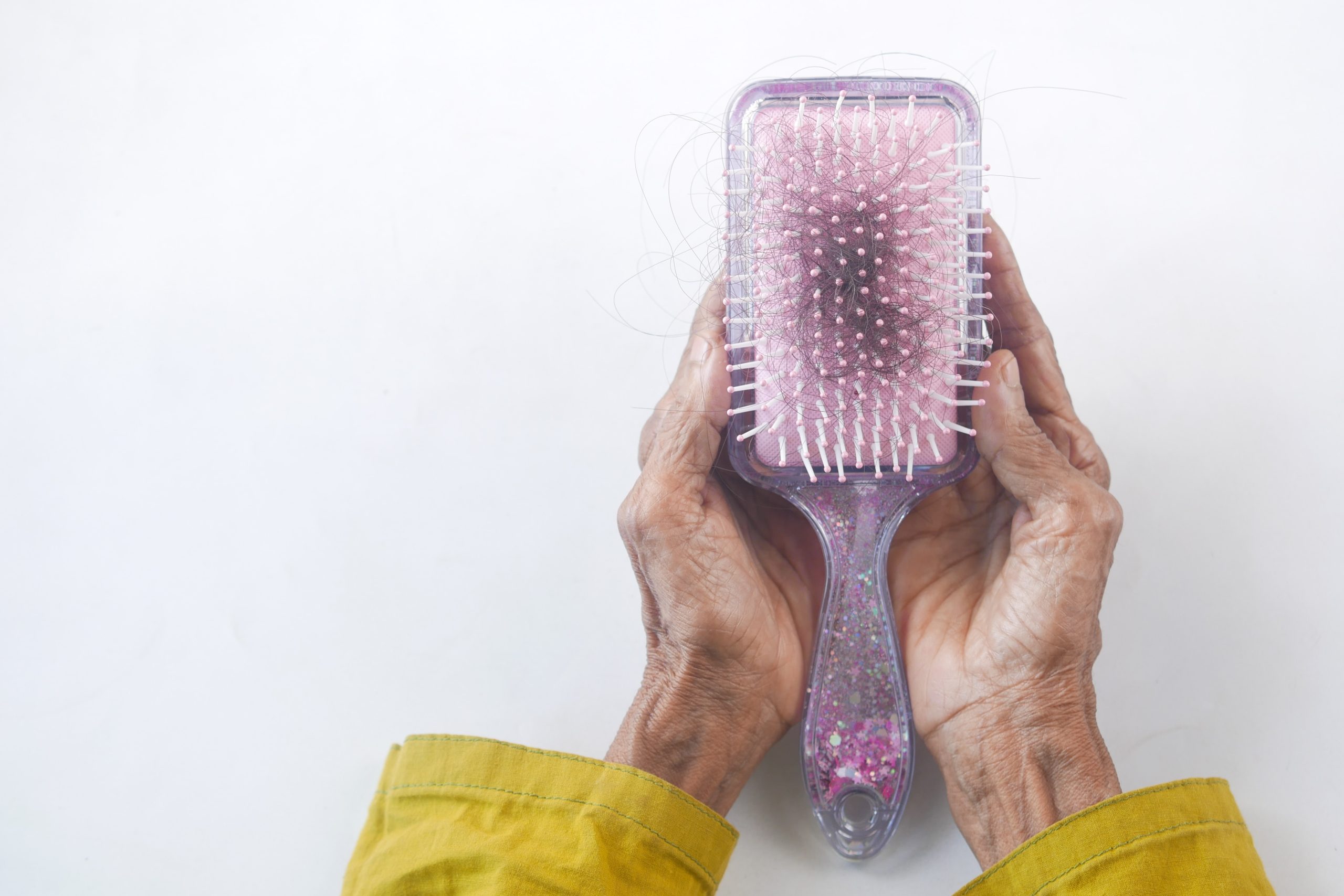 Perbezaan Antara Rambut Gugur, Rambut Menipis dan Rambut Rosak
