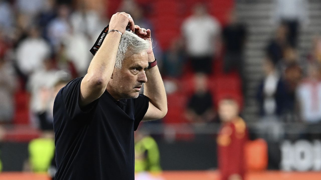 Jose Mourinho, Dari Lempar Medali Hingga Menunggu Wasit Di Parkiran 