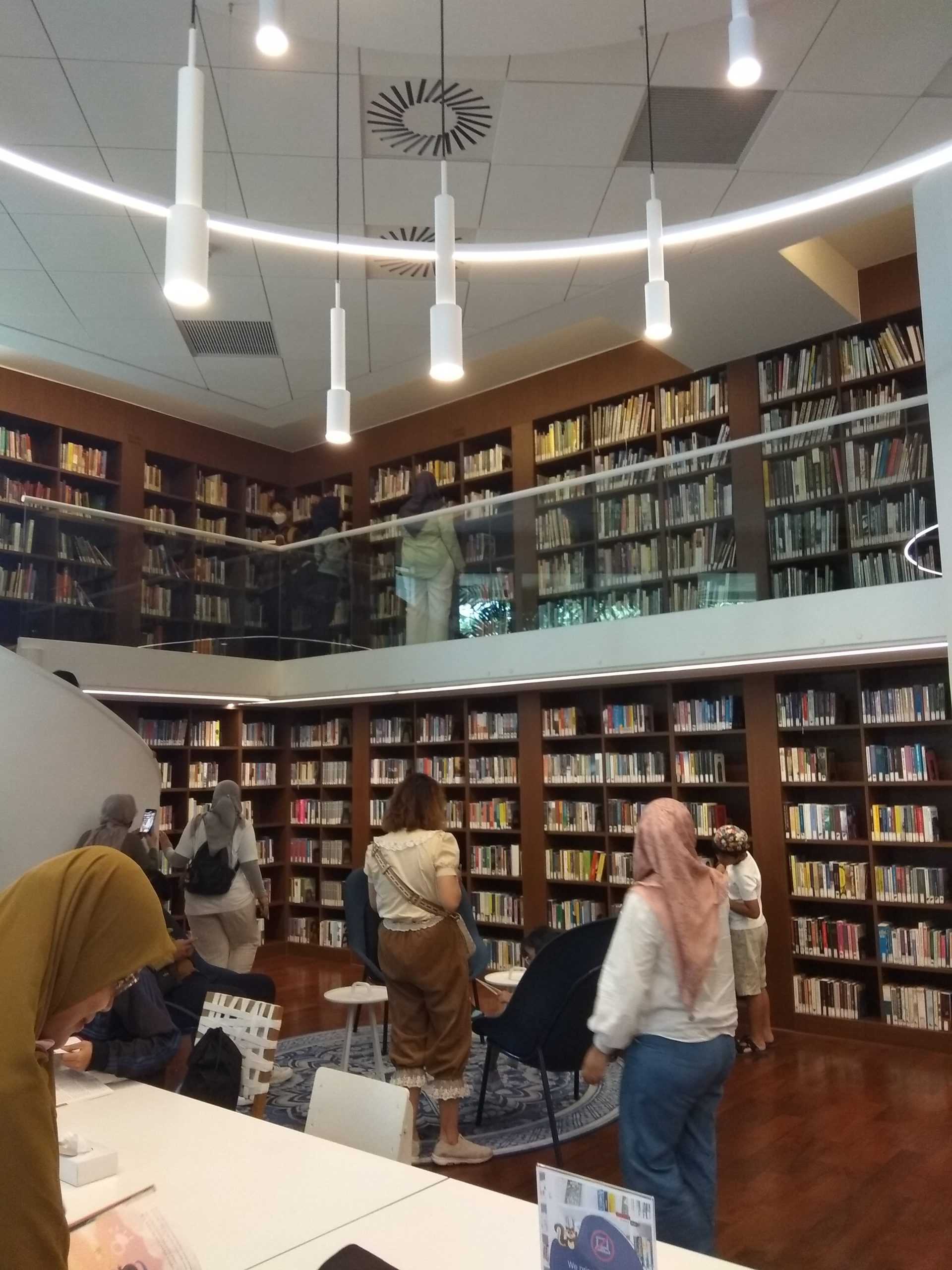 Emang Boleh Perpustakaan Senyaman Ini Di Erasmus Huis? 