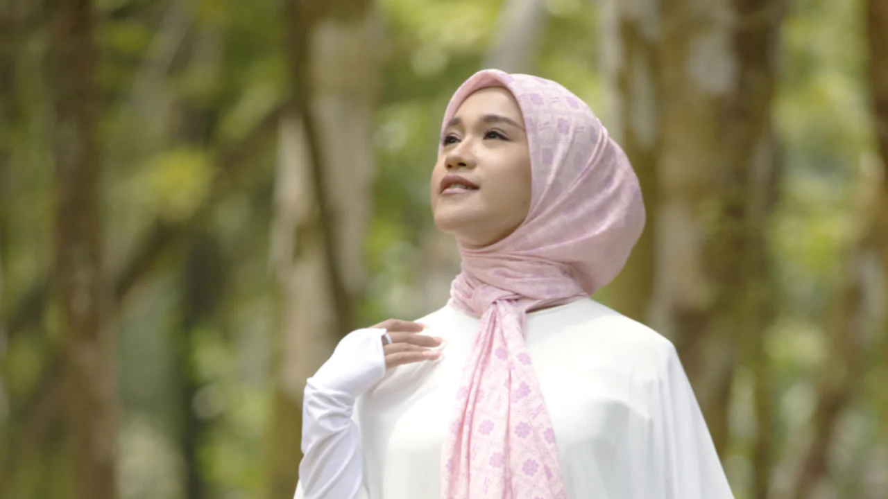 Ayuwan Memperkenalkan Tudung Fotokromik Pertama Di Dunia – Memperlihatkan Corak Apabila Di Bawah Sinar UV