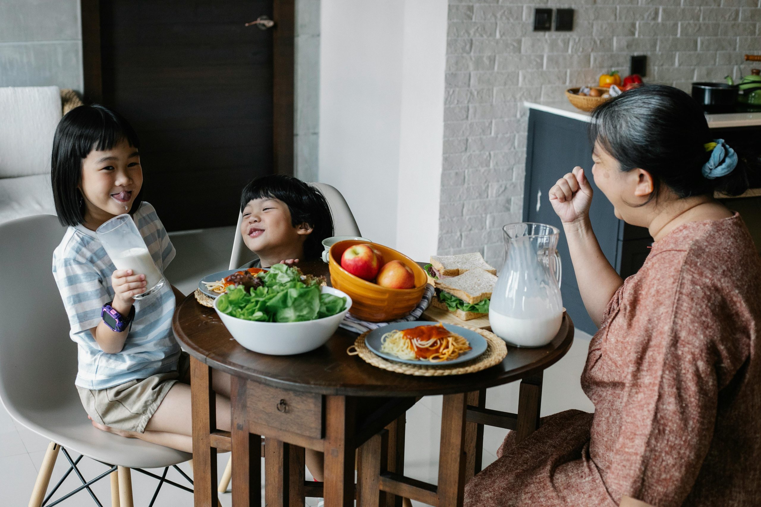 Mengonsumsi Makanan Tinggi Kalsium Sejak Muda Untuk Cegah Osteoporosis 