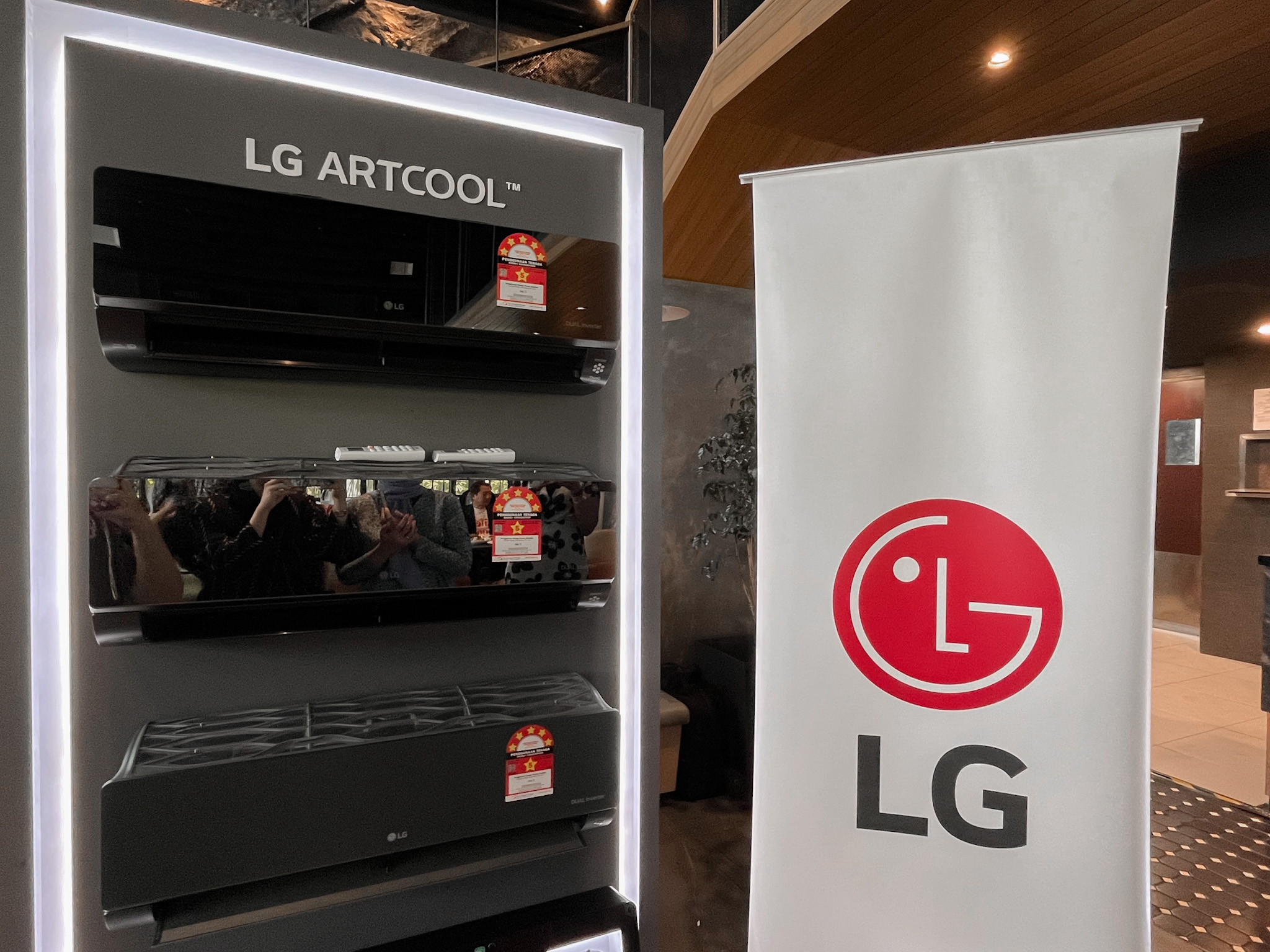 Siri LG ARTCOOL Memperlihatkan Penyaman Udara Dengan Kemasan Cermin Yang Menambahkan Sentuhan Elegan Dan Moden