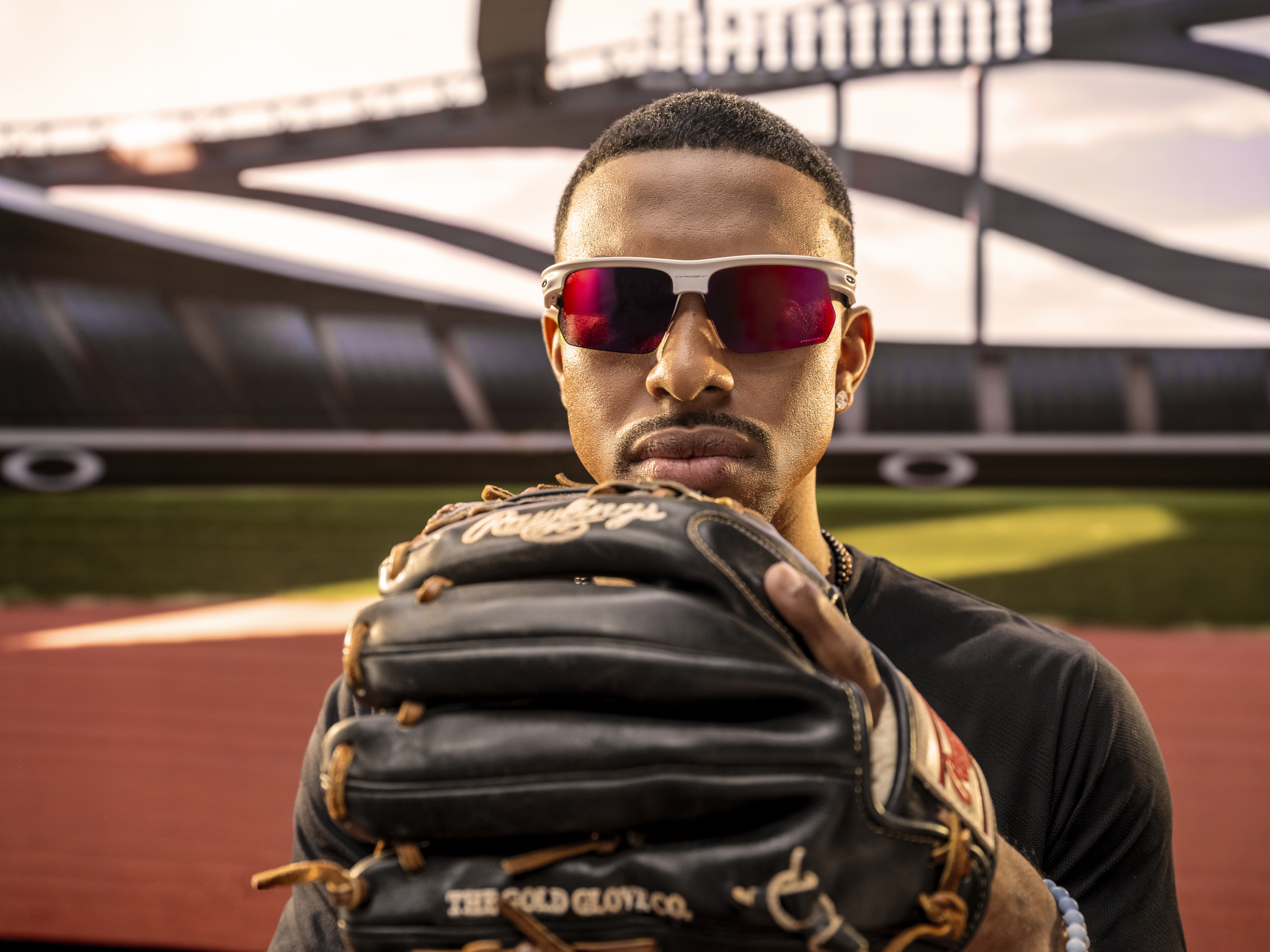 Kekal Bergaya Untuk Tahun 2024 Dengan 5 Pilihan Cermin Mata Hitam Unik Dari Oakley Dan Emporio Armani