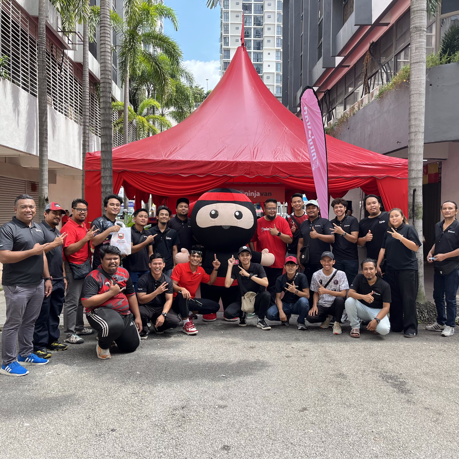 Ninja Van Menyediakan Pusat Hentian Untuk Penghantar Barang Menikmati Makanan Dan Minuman Percuma Di Taman Shamelin Perkasa