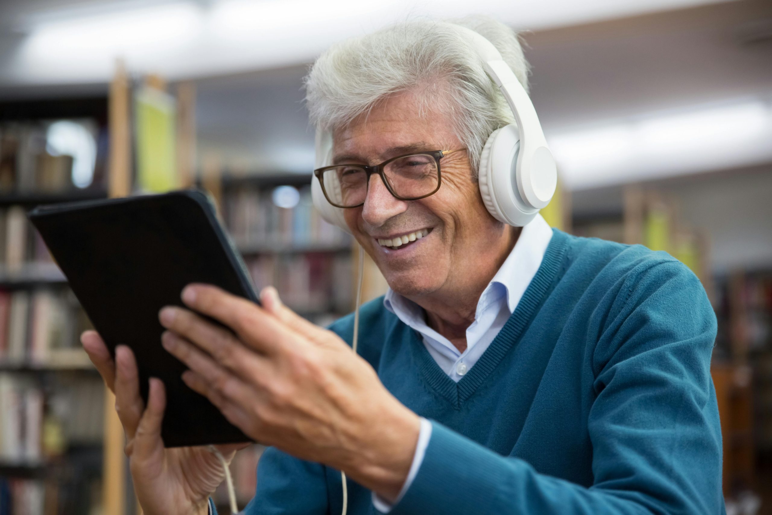 Cerdas Berliterasi Digital Untuk Warga Emas 