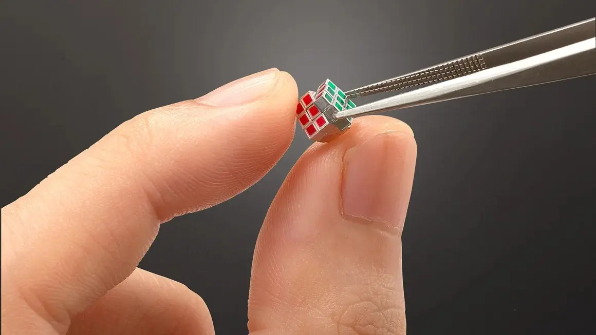 MegaHouse Memperlihatkan Kiub Rubik Miniatur Paling Kecil Di Dunia – Sebesar 5mm Dan Diperbuat Daripada Aluminium Yang Ringan