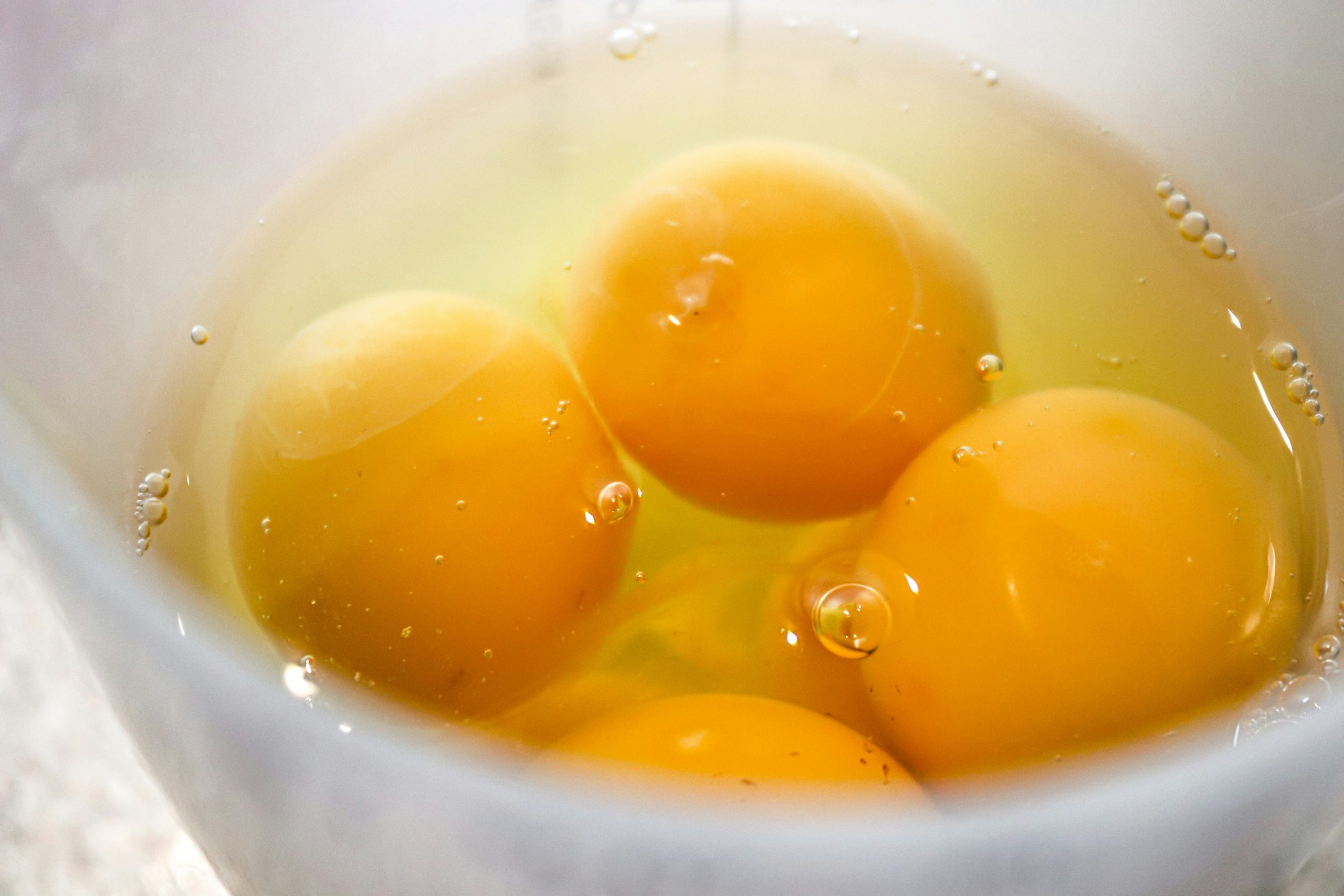 Warna Kuning Telur Berbeza? Adakah Kuning Telur Yang Lebih Pekat Lebih Berkhasiat?