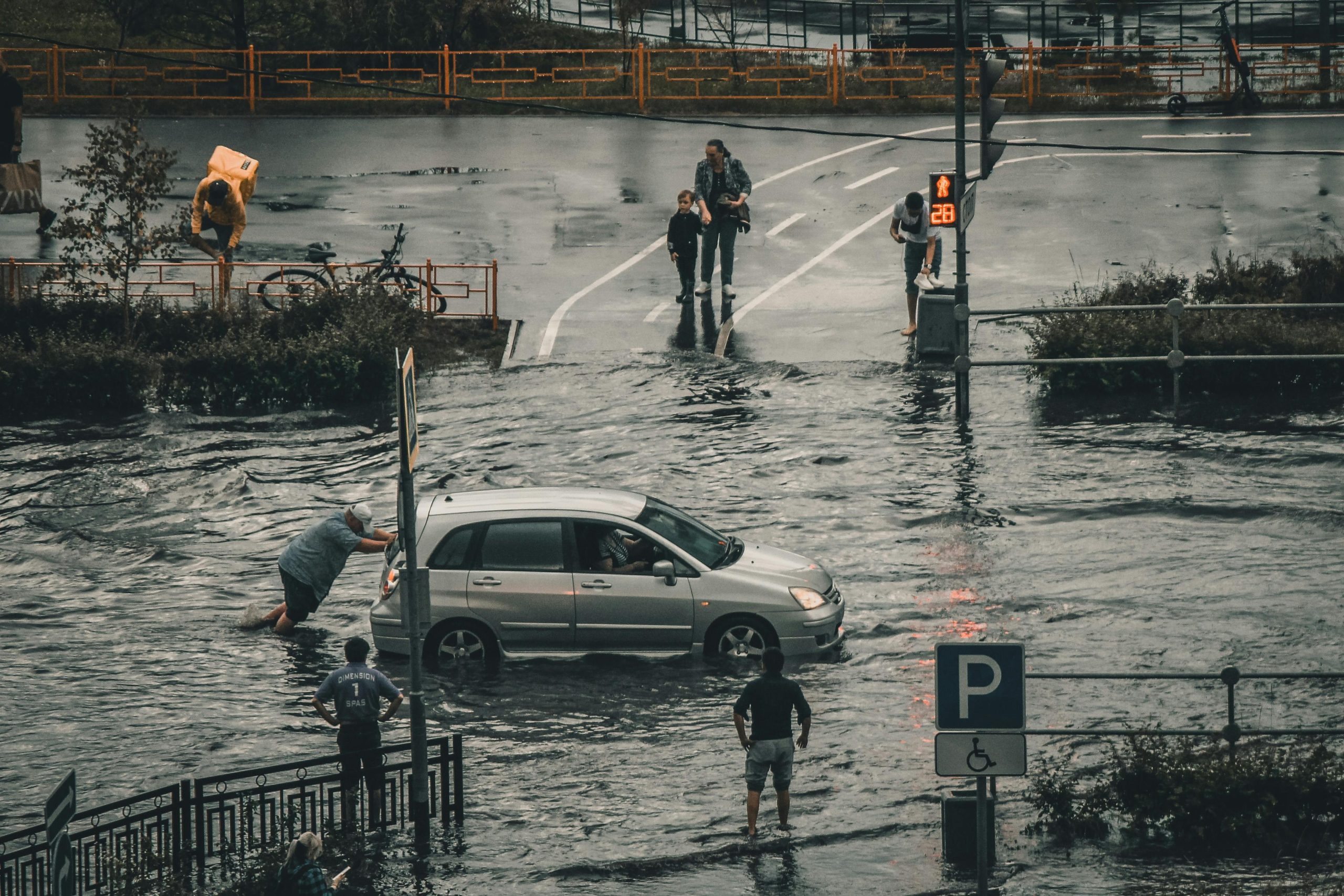 Tips Mengatasi Kerusakan Mobil Yang Terendam Banjir 