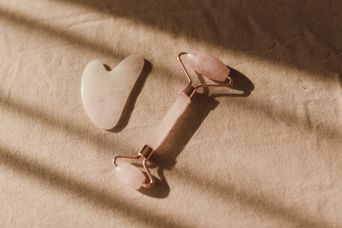 Gua Sha Atau Facial Roller – Mana Lebih Efektif Untuk Penjagaan Kulit?