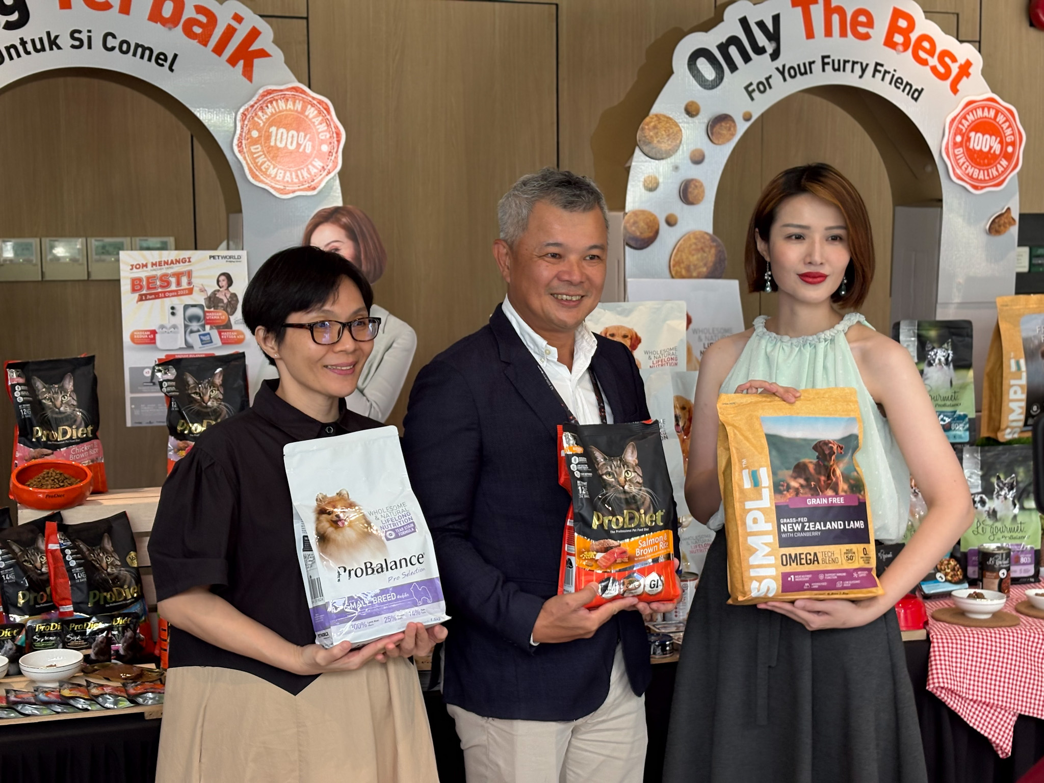 Pet World Komited Dalam Menawarkan Produk Makanan Haiwan Yang Berkualiti – Turut Hadir Dengan Segmen Makanan Premium Untuk Kucing