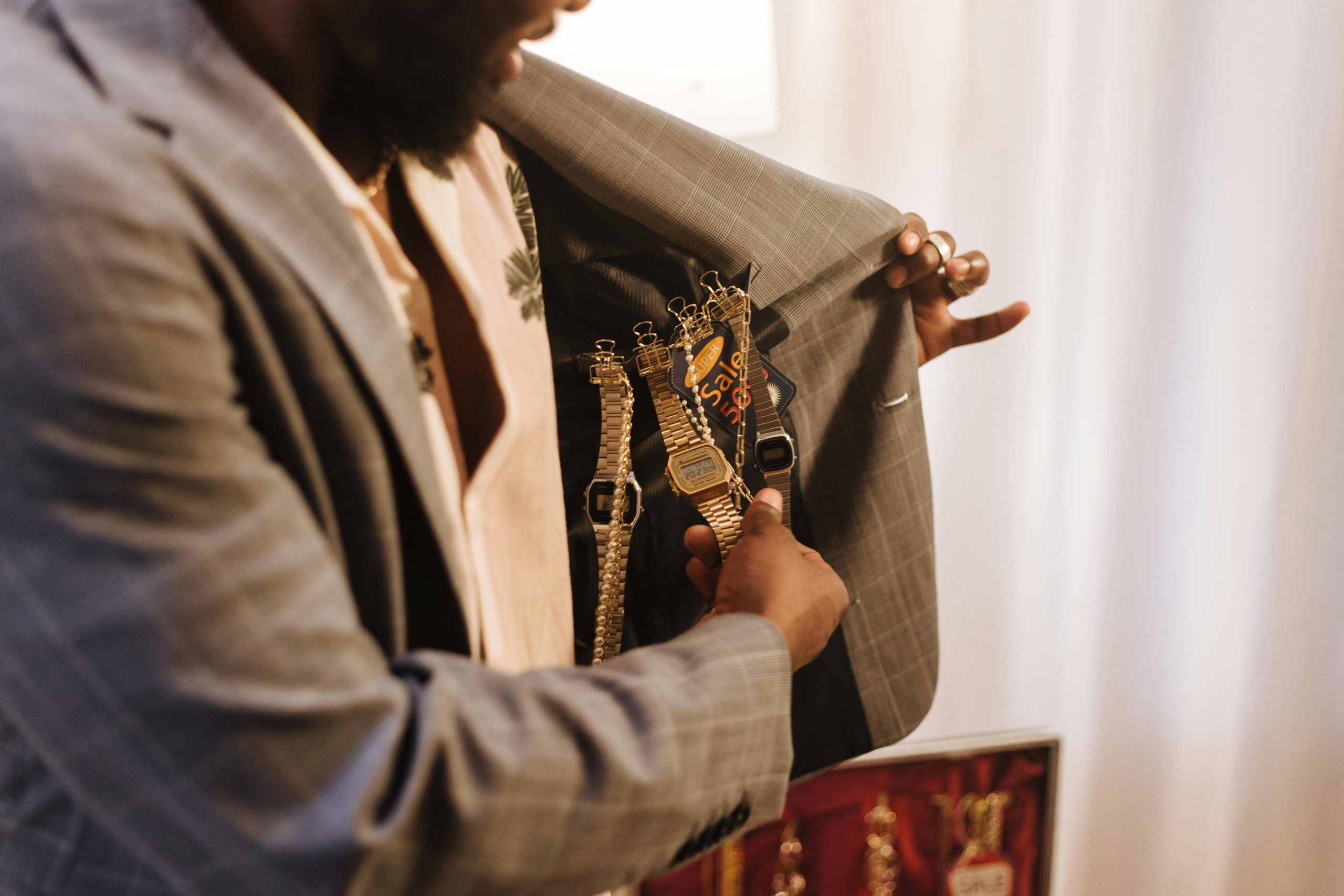 Orang Dengan Arloji Lebih Dari Satu