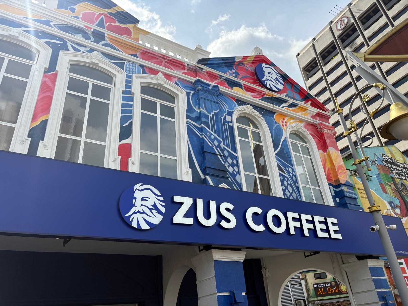 Cawangan ZUS Coffee Di Kasturi Walk Dihiasi Dengan Lukisan Mural Ikonik Nas Suha