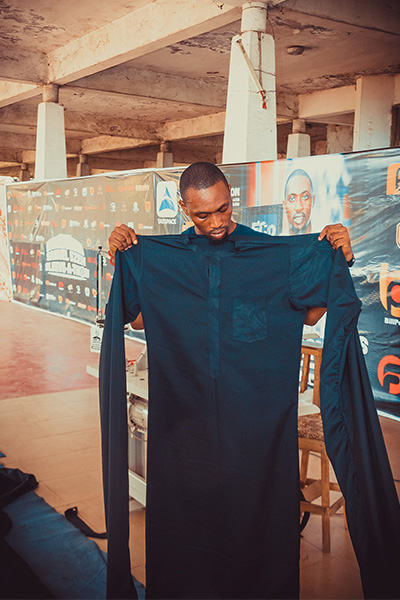 Pereka Fesyen Hasilkan Jubah Dengan Lengan Sepanjang 51 Meter