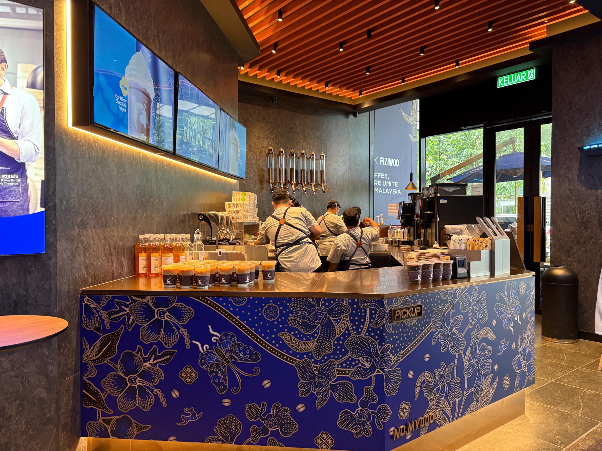 Luckin Coffee X FIZIWOO Menampilkan Kafe Berwajah Batik Di Pavilion Damansara Heights
