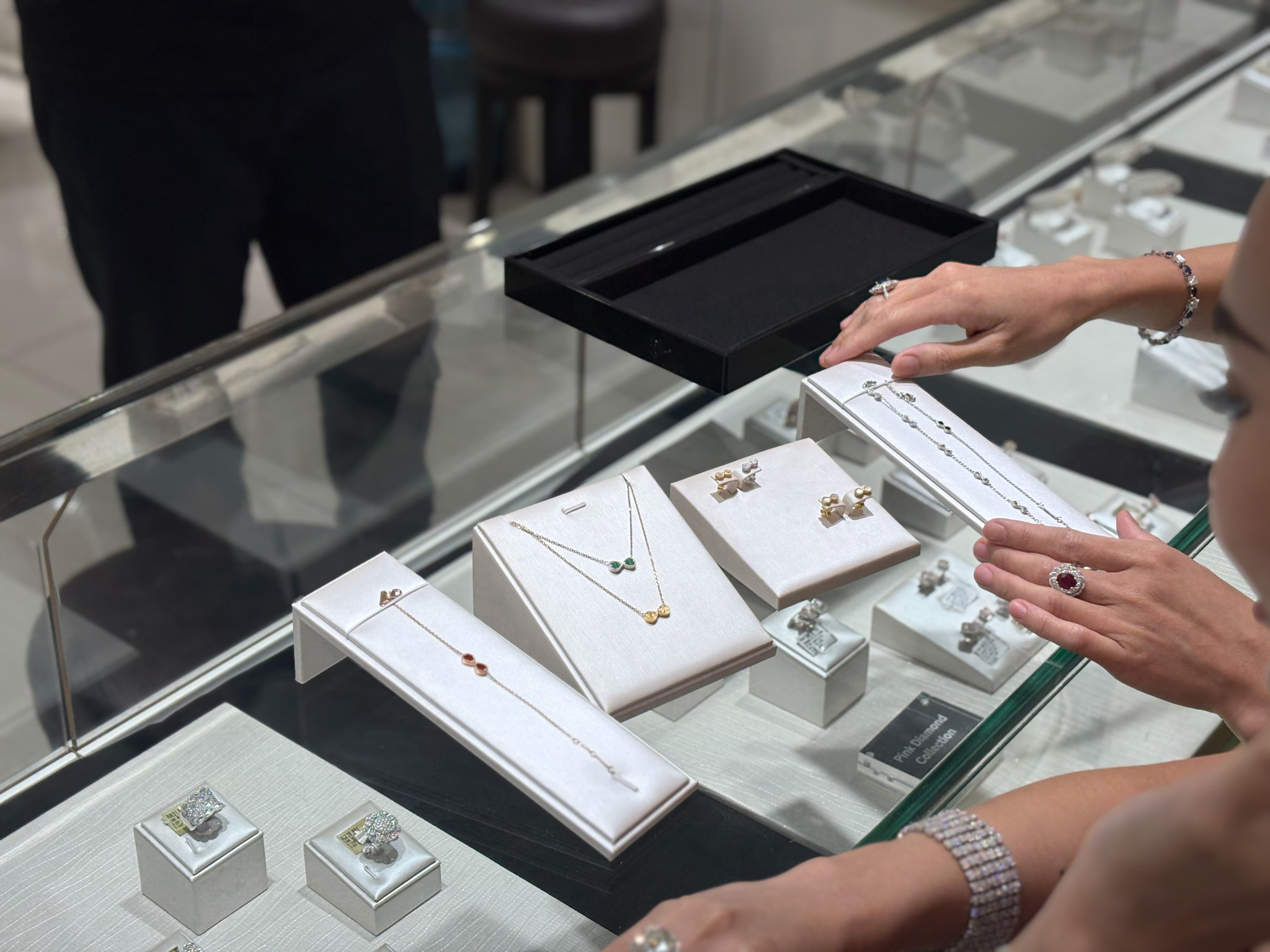 Wah Chan 70 Tahun – Bermula Dengan Sebuah Cinta, Kini Mencipta Legasi Aksesori Perhiasan