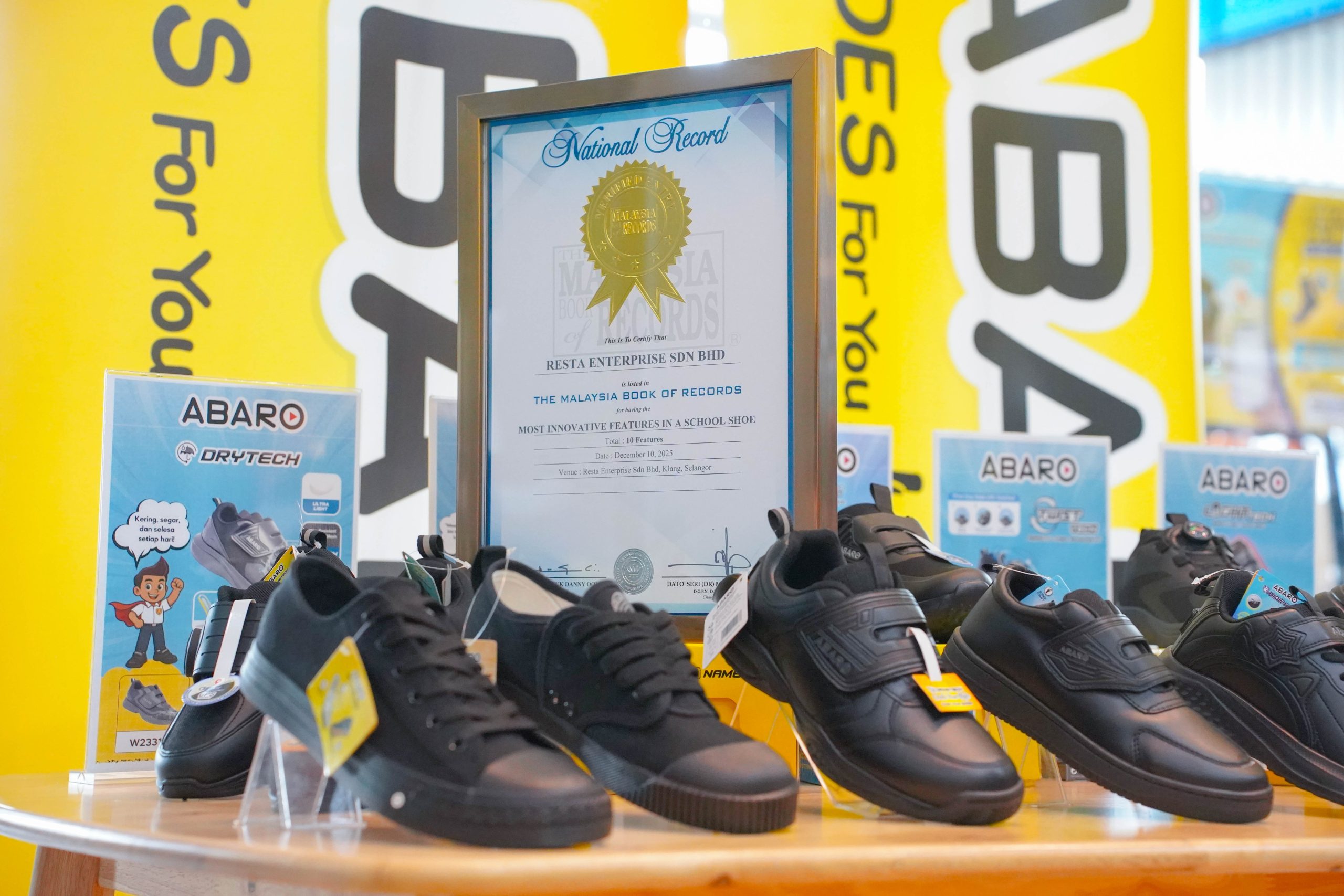 ABARO Raih Pengiktirafan Malaysia Book of Records Sebagai Kasut Sekolah Dengan Ciri Paling Inovatif