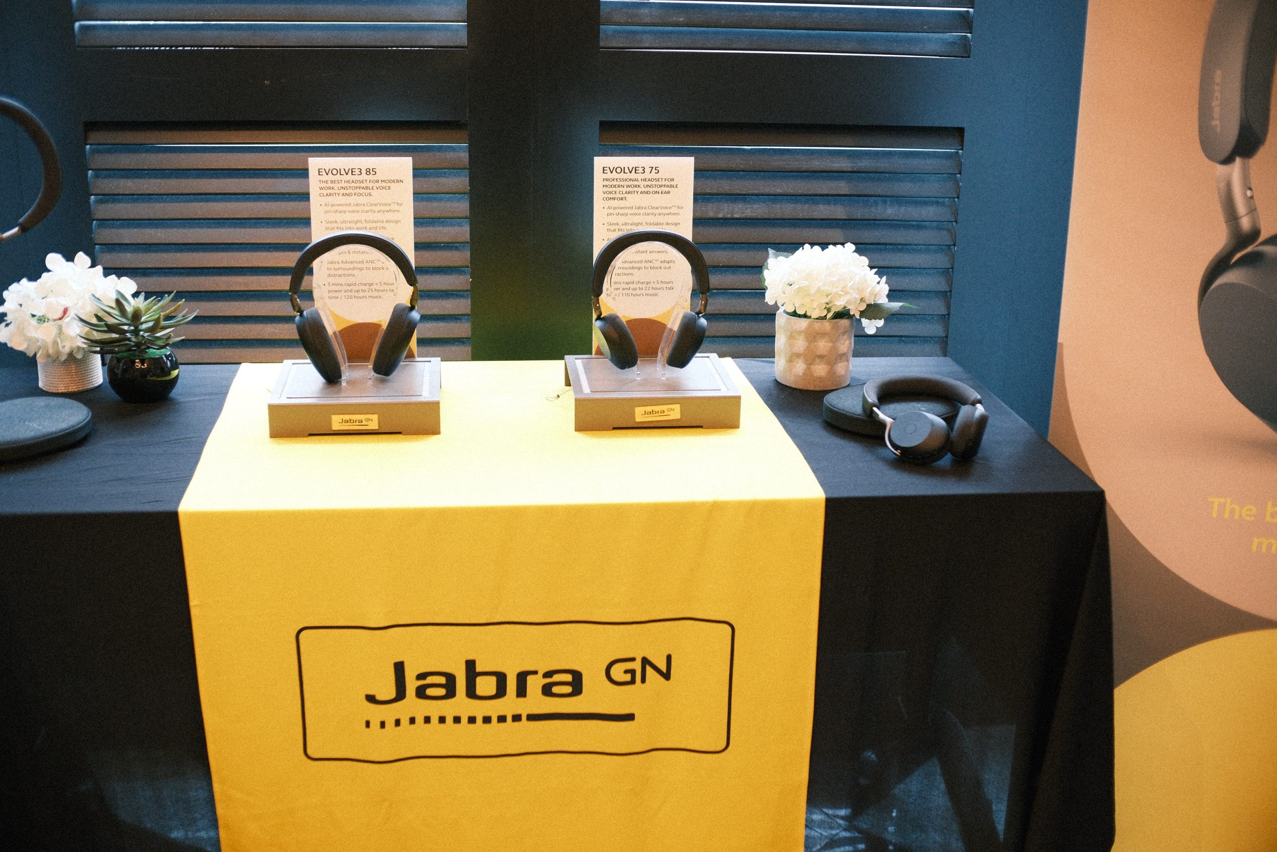 Jabra Memperluaskan Penyelesaian Kerja Hibrid – Jabra Evolve3 Dan PanaCast Room Kit