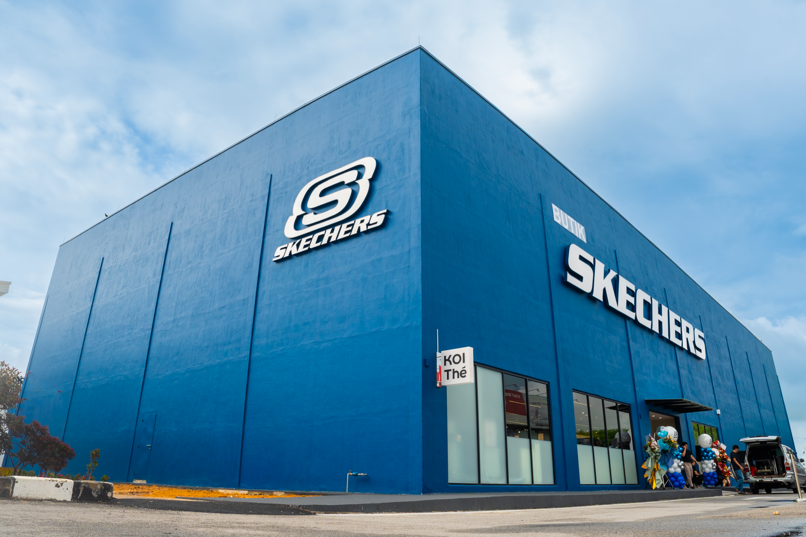 Skechers Buka Butik Mega Terbesar Di Melaka, Lengkap Dengan Kafe KOI Thé Pertama Dalam Kedai