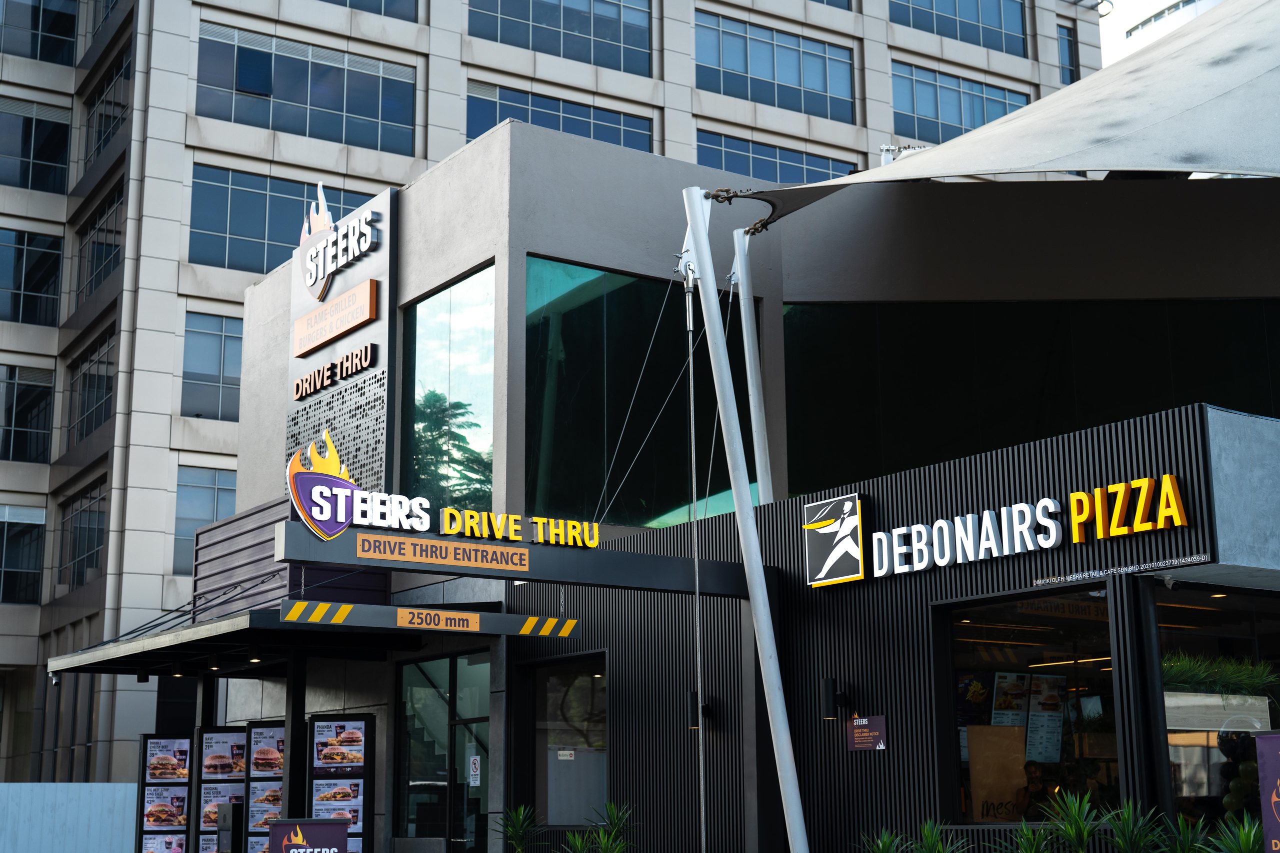 Steers Buka Pandu Lalu Pertama di Malaysia, Debonairs Pizza Turut Dibuka di PETRONAS Mutiara Damansara